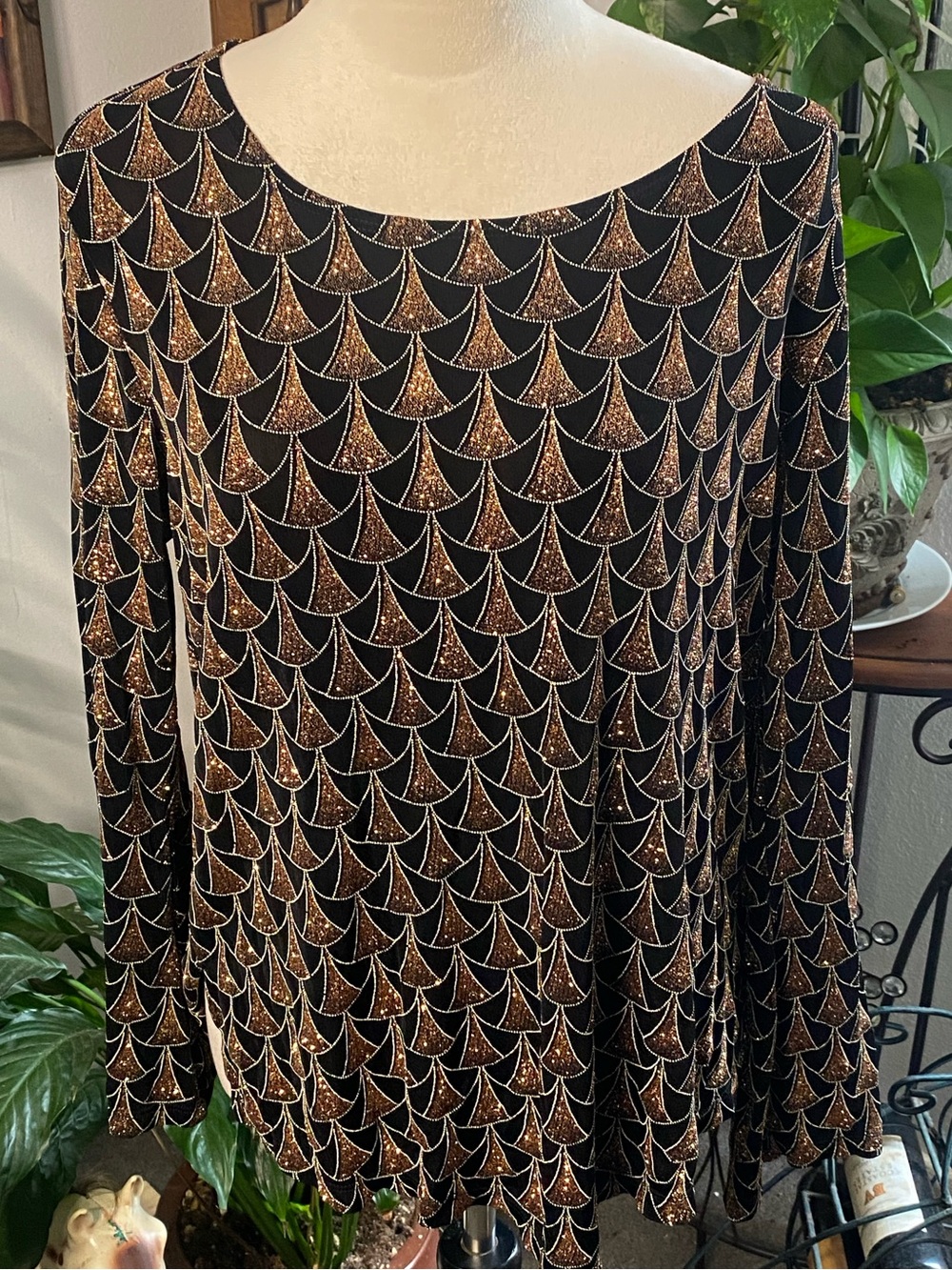 Women’s Long-Sleeve Sequin Fan-Pattern Top - Black & Bronze